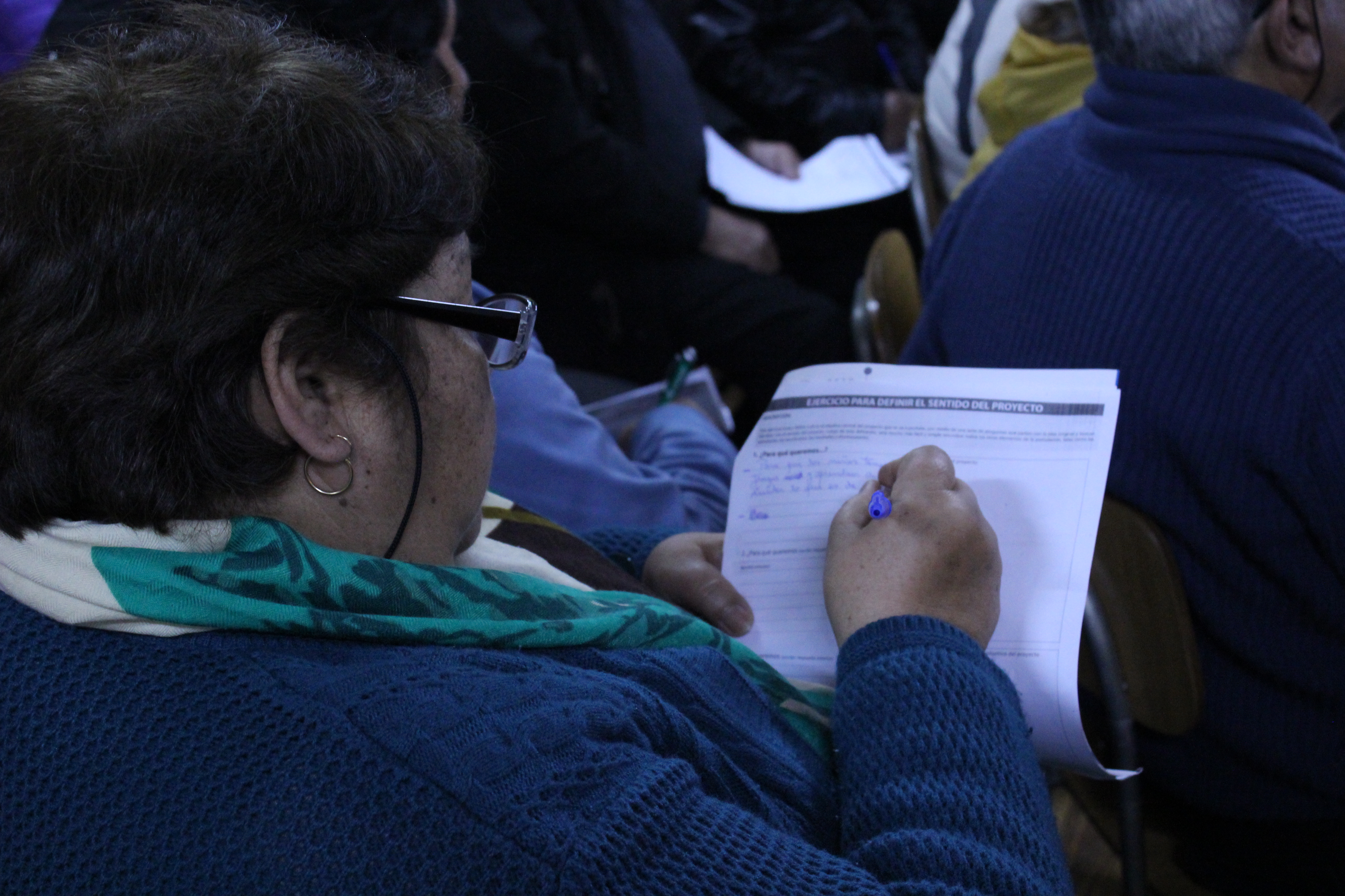 Participante completando el ejercicio de sentido del proyecto