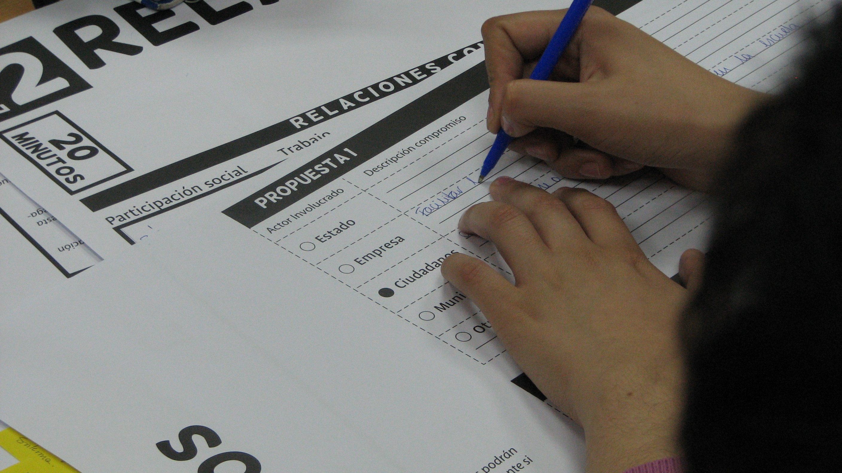 Trabajo grupal de jóvenes en un taller