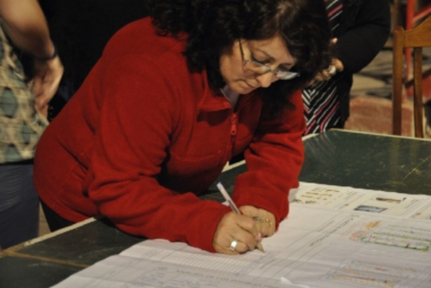 Equipo facilitando una mesa de trabajo