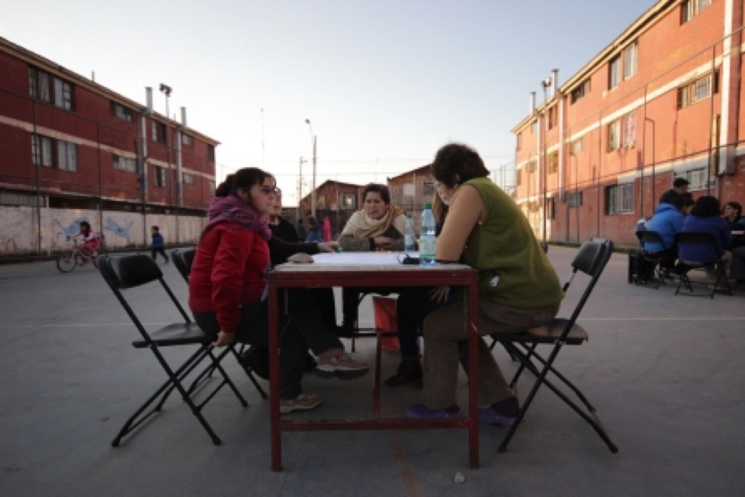 Manos trabajando sobre el tablero