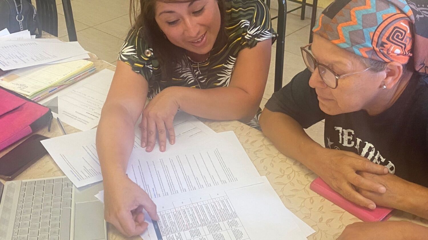 Dos vecinas trabajando juntas en un emprendimiento comunitario