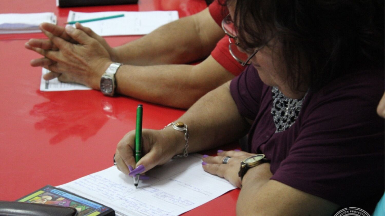 Participante escribiendo en un taller