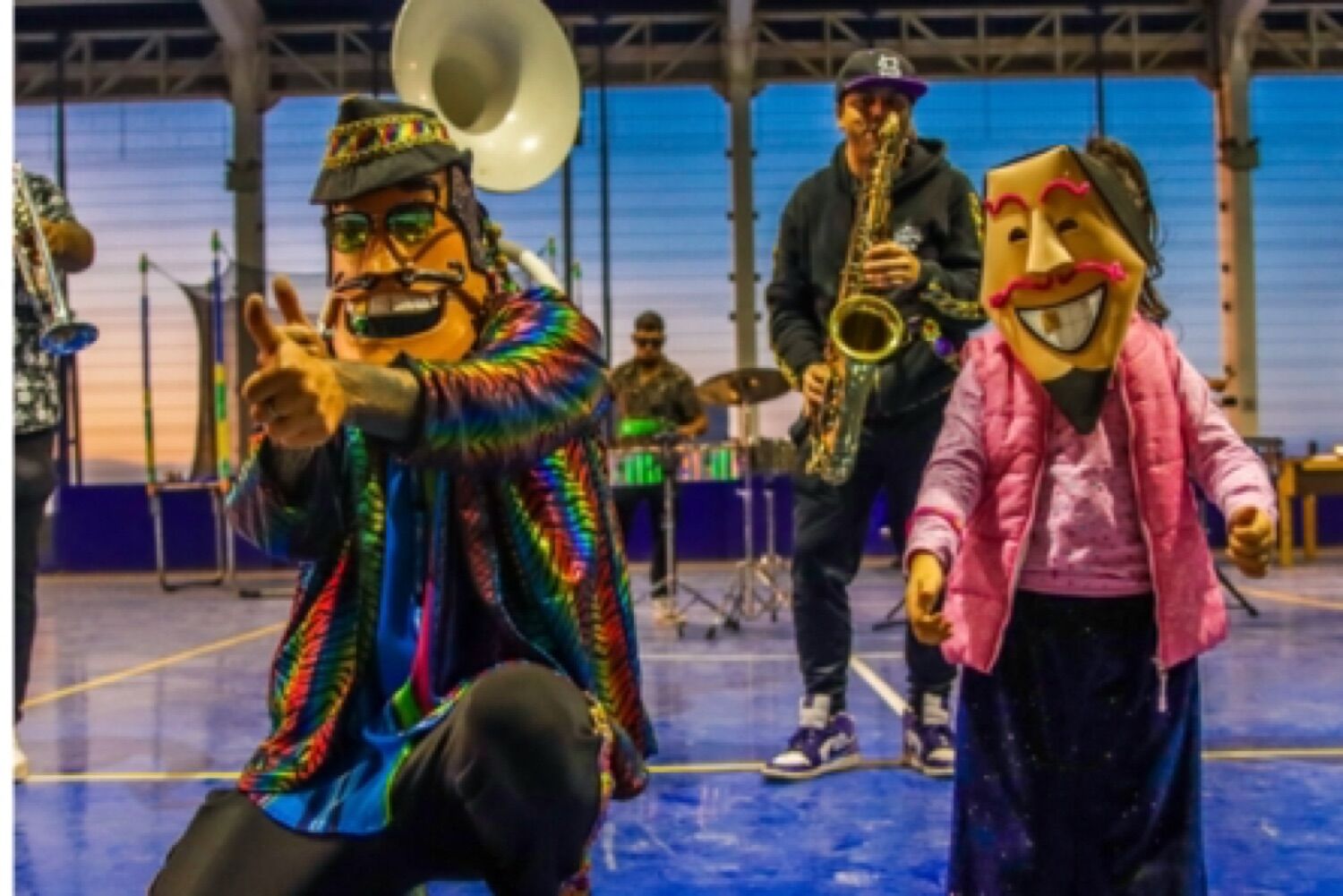 Banda de músicos y personajes en una actividad cultural