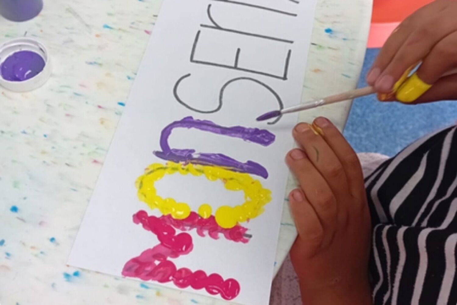 Niño pintando con témpera
