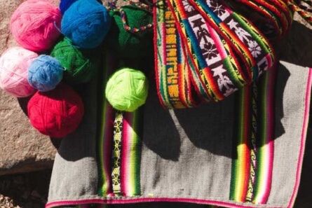 Textiles y artesanía andina en lana de colores