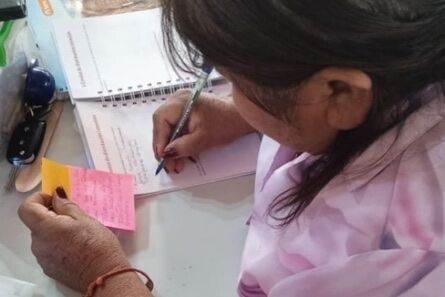Comunidad reunida definiendo acuerdos