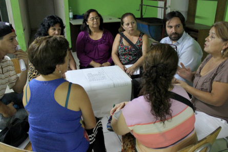 Mesa de trabajo de una comunidad en proceso de consulta y diálogo