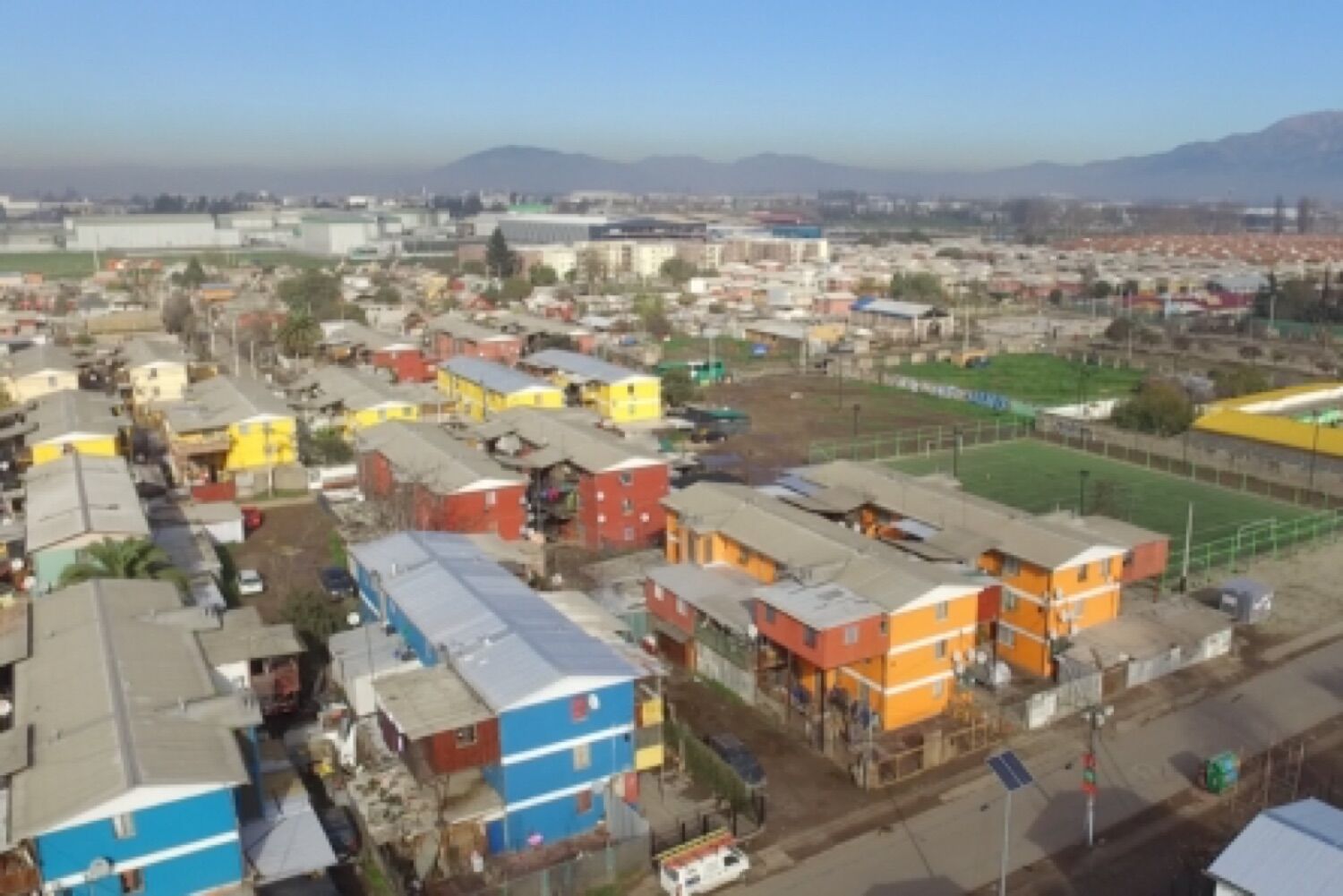Vista aérea de condominios sociales en Santiago