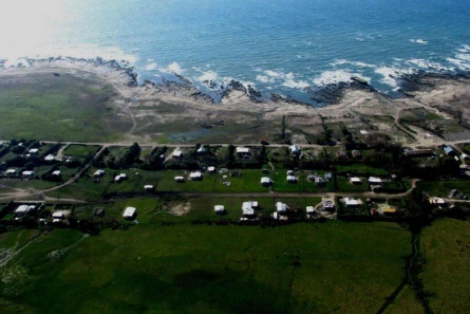 Vista aérea de un asentamiento costero tras el tsunami